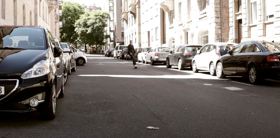 Longboarder fährt durch Stuttgarter Innenstadt